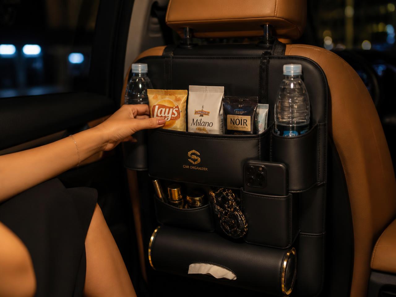 Passageiro escolhendo snacks e bebidas organizados no banco do carro